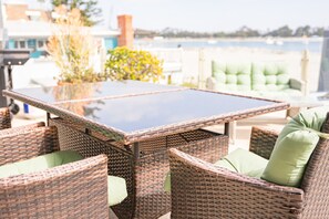 Outdoor dining - The Bayside Bungalow (San Diego)