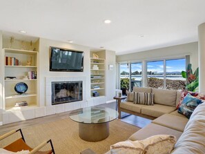 TV, fireplace - Baybreeze-3bd, 2ba, sleep 8 (San Diego)