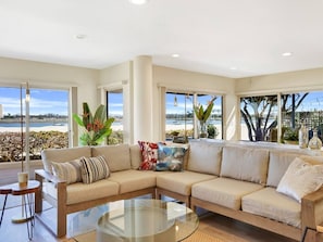 TV, fireplace - Baybreeze-3bd, 2ba, sleep 8 (San Diego)