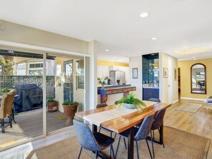 Outdoor dining - Baybreeze-3bd, 2ba, sleep 8 (San Diego)
