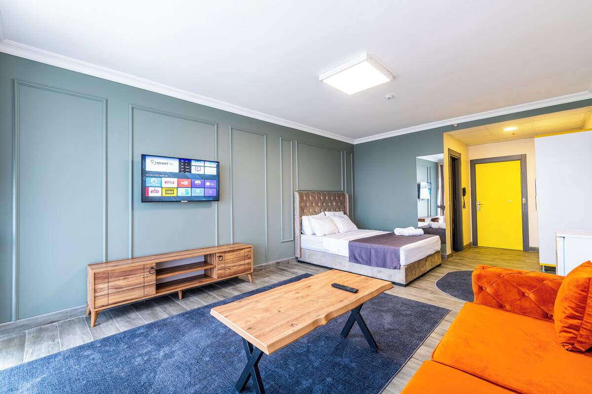 Egyptian cotton sheets, premium bedding, minibar, laptop workspace