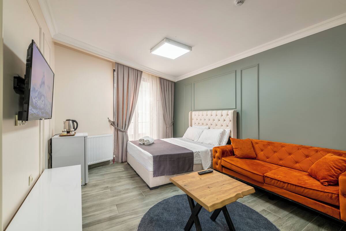 Egyptian cotton sheets, premium bedding, minibar, laptop workspace