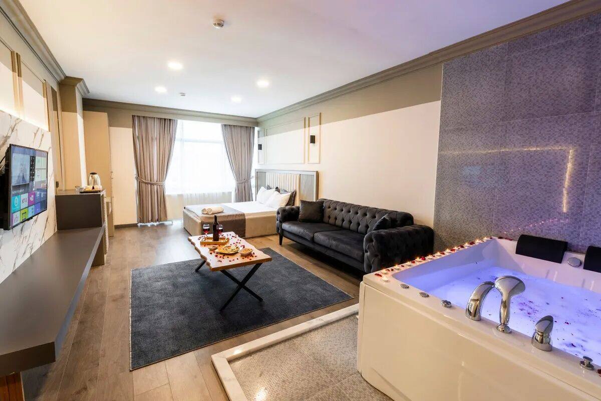 Egyptian cotton sheets, premium bedding, minibar, laptop workspace
