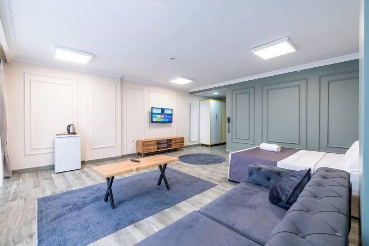 Egyptian cotton sheets, premium bedding, minibar, laptop workspace