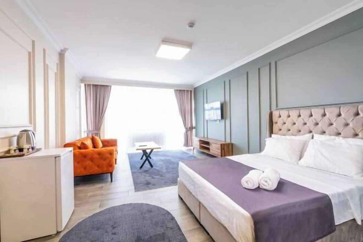 Egyptian cotton sheets, premium bedding, minibar, laptop workspace