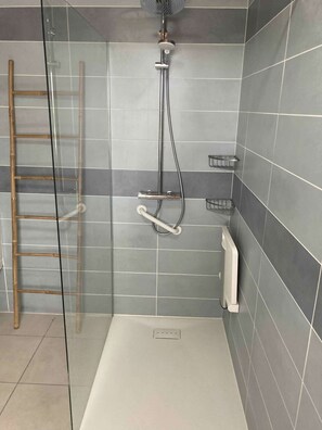 Dusche, kostenlose Toilettenartikel, Haartrockner, Handtücher