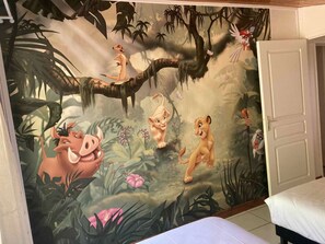 4 室のベッドルーム、デスク、WiFi、ベッドシーツ