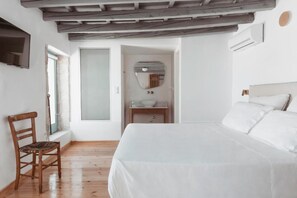 3 bedrooms, desk, iron/ironing board, free WiFi - Lilika's Bliss with jacuzzi by Estia (Piskopianon)