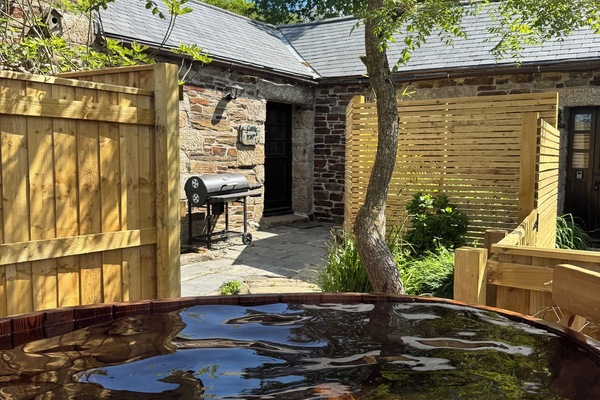 enclosed private garden & hot tub