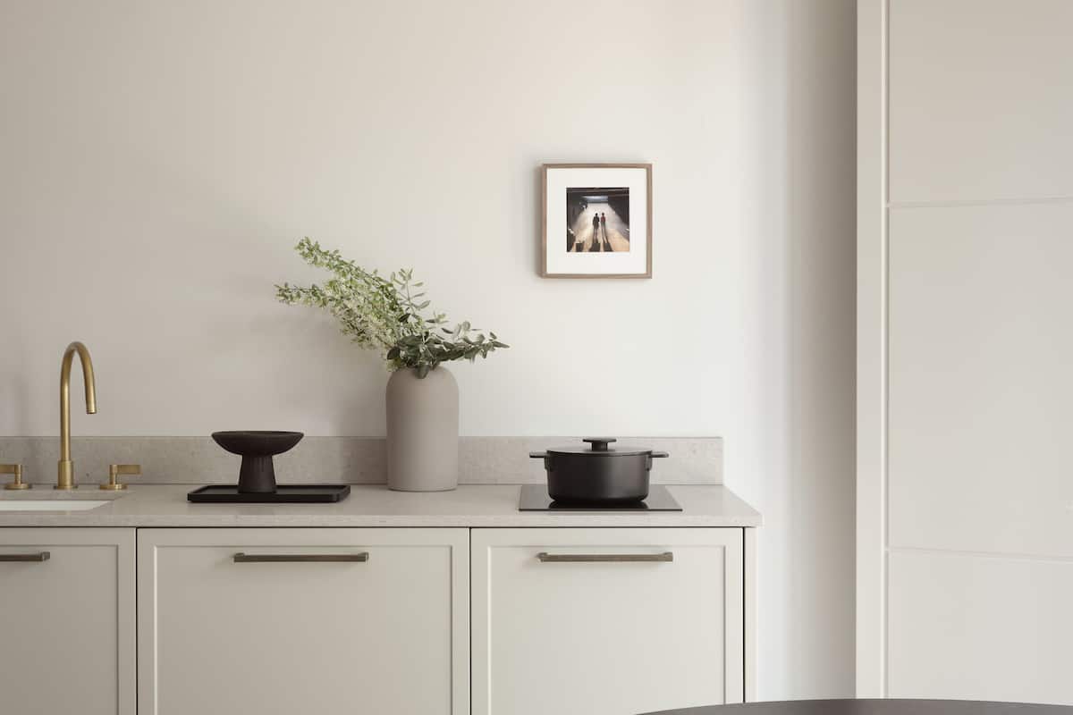Frigorífico, placa de cocina, cafetera o tetera y hervidor eléctrico