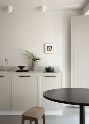 Réfrigérateur, plaque de cuisson, cafetière/bouilloire