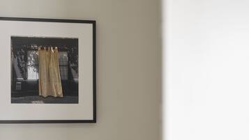 Fotografía enmarco de una ventana con cortinas sobre una pared lisa.