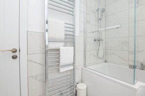 Haartrockner, Handtücher, Seife, Toilettenpapier