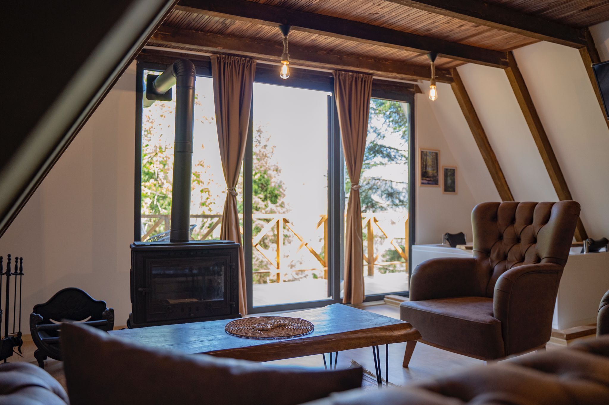Een knus interieur met een open haard, een fauteuil en een tafel met een geweven placemat.