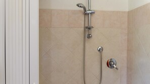 Douche, sèche-cheveux, bidet, serviettes fournies
