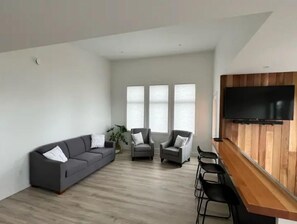 Smart TV, stereo - Ridgeview Suite 2 Bed Luxury -EV (Campbell River)