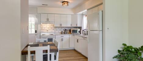 Fridge, microwave, stovetop, dishwasher