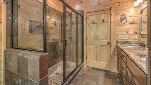 Ensemble douche/baignoire, sèche-cheveux, serviettes fournies