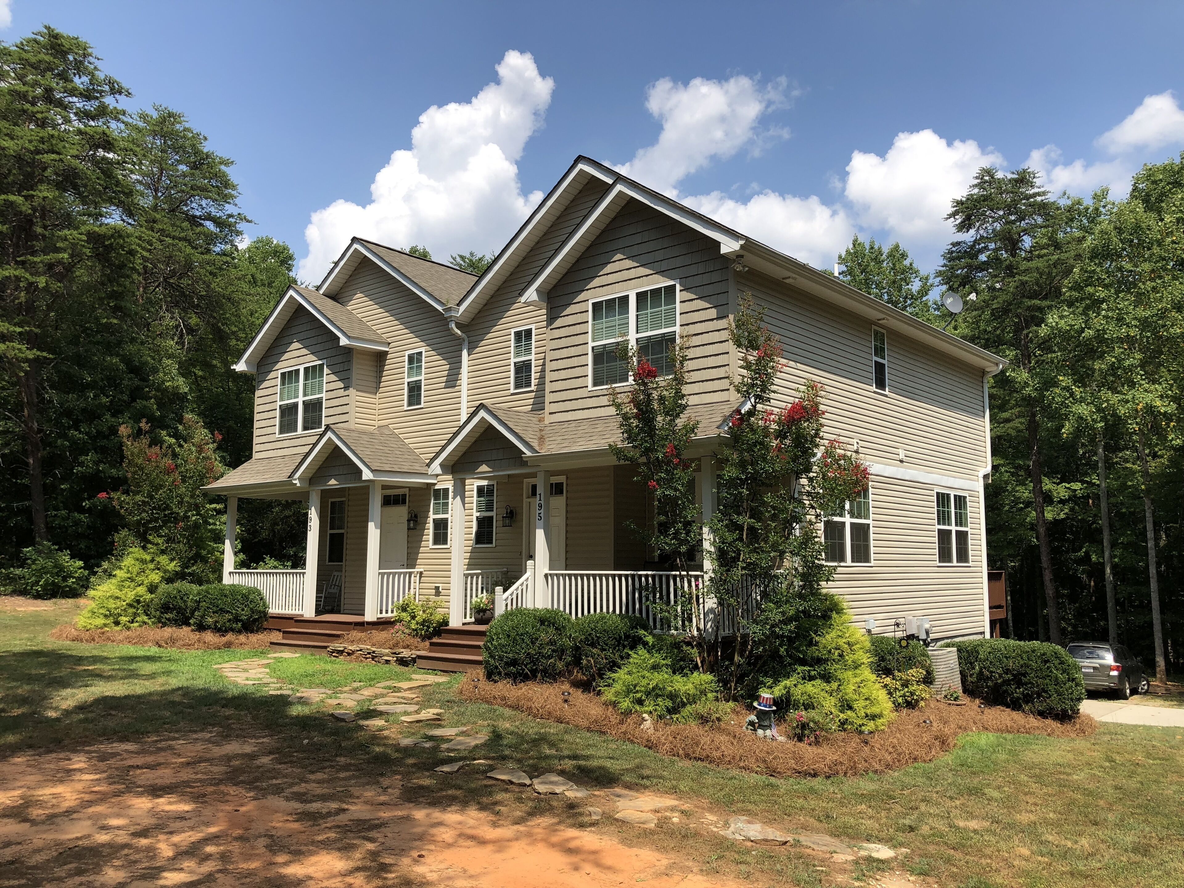 Private Woodsy Retreat, Close to Lake, High Speed Internet,  Work stations