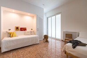 5 bedrooms, iron/ironing board, free WiFi, bed sheets