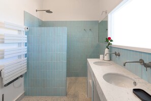 Bathtub, hair dryer, towels - Great villa with pool few steps from the sea, Fontane Bianche (Fontane Bianche)