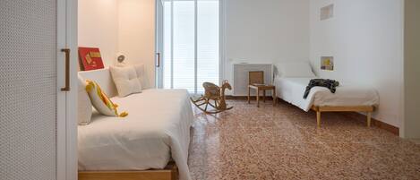 5 室のベッドルーム、アイロン / アイロン台、WiFi (無料)、ベッドシーツ