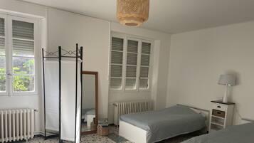 2 camere, una scrivania, ferro/asse da stiro, Wi-Fi gratuito