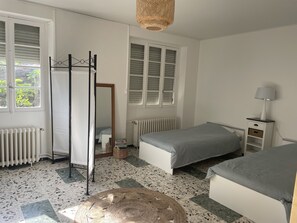 2 habitaciones, escritorio, tabla de planchar con plancha y wifi gratis 