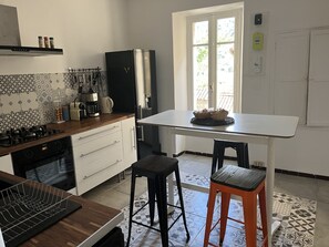 Réfrigérateur, micro-ondes, four, plaque de cuisson