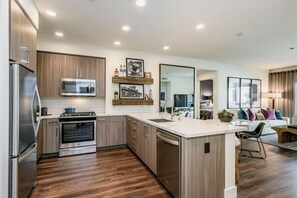 ثلاجة، ميك�روويف، فرن، موقد طهي مسطح