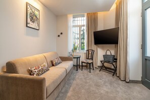 Suite – junior, 1 kingsize-seng, ikke-røyk (with Sofabed) | Sengetøy av topp kvalitet, senger med overmadrass og safe på rommet