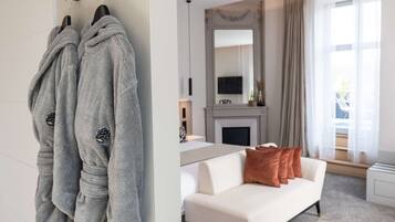 Suite, 1 King Bed, Non Smoking, Terrace | Premium bedding, pillow-top beds, in-room safe, desk