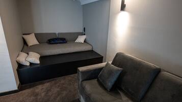Una sala de estar moderna con un sofá, una mesa de centro y un banco empotrado.