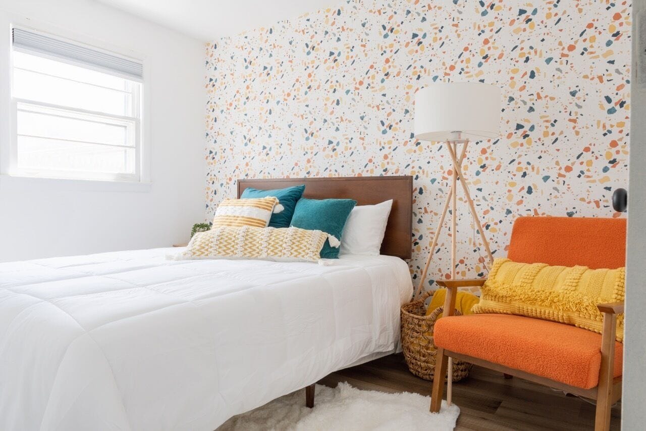 Retro Retreat: renovated 2BR, desk, no chore list!