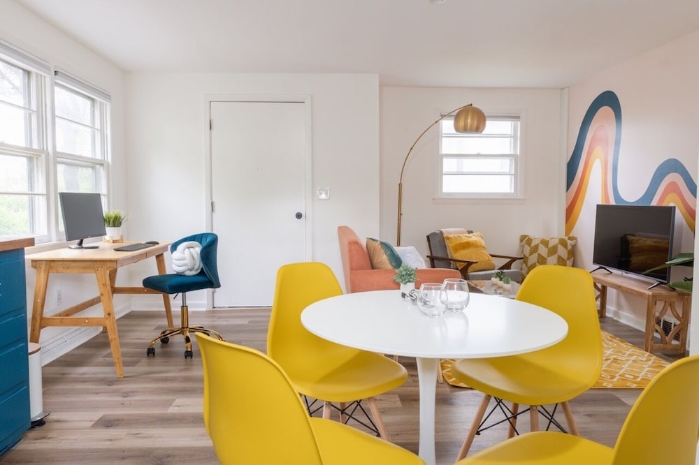 Retro Retreat: renovated 2BR, desk, no chore list!