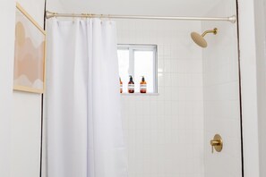 Secador de cabelo, toalhas de banho, sabonete, shampoo