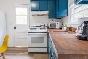 Fridge, microwave, oven, stovetop - Retro Retreat: renovated 2BR, desk, no chore list! (Kingston)