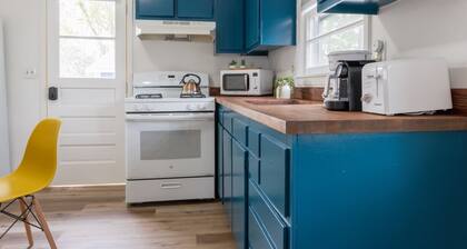 Retro Retreat: renovated 2BR, desk, no chore list!