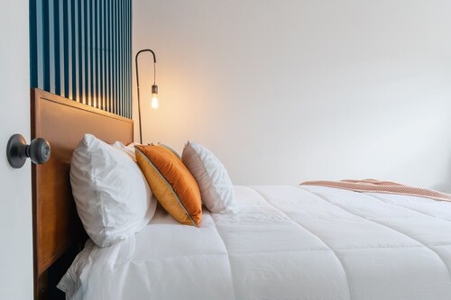 Retro Retreat: renovated 2BR, desk, no chore list!