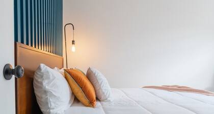 Retro Retreat: renovated 2BR, desk, no chore list!