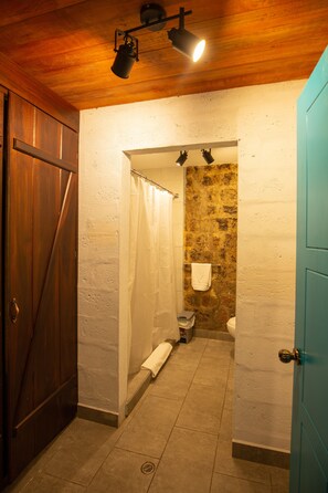Shower, towels, soap, shampoo - Niebli Historical Farm and Lodge at Pululahua Volcano (Calacali)