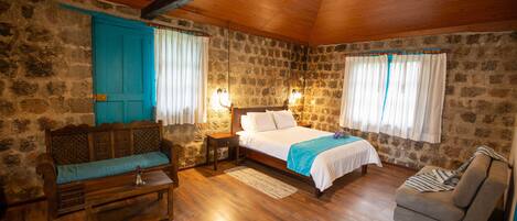 Luxury Suite, Garden View | Hypo-allergenic bedding, down duvets, minibar, soundproofing