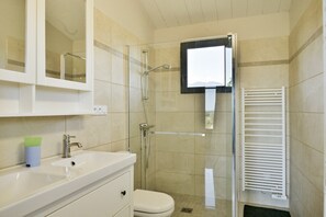 Dusch, hårtork, handdukar och tvål
