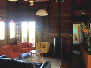 Televisor, reproductor de DVD, llibres i estèreo