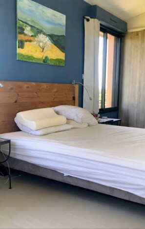 5 bedrooms, travel cot, WiFi, bed sheets