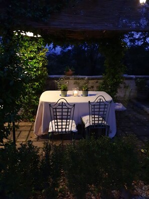 تناول الطعام بالخارج