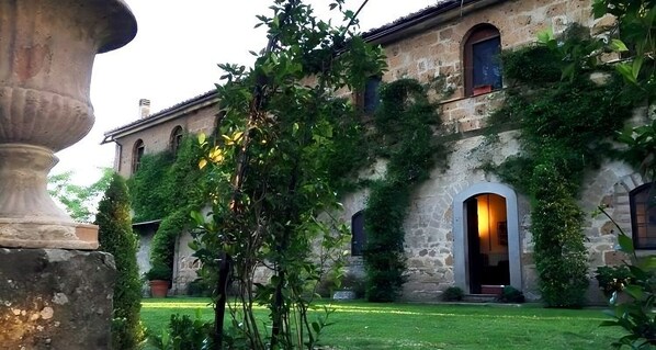 المنطقة المحيطة بالمنشأة