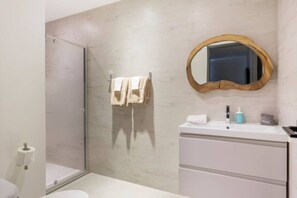 Douche, sèche-cheveux, serviettes fournies, savon