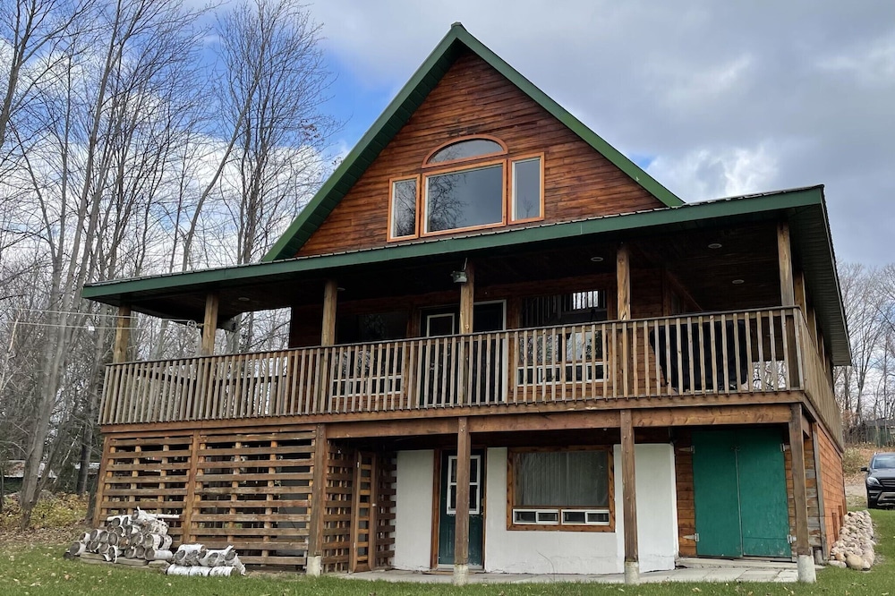 Norstar Lodge - 3 Bedroom Waterfront Cottage on Lake Nosbonsing in Bonfield