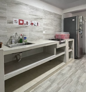 Plaque de cuisson, batterie de cuisine, vaisselle et ustensiles, épices